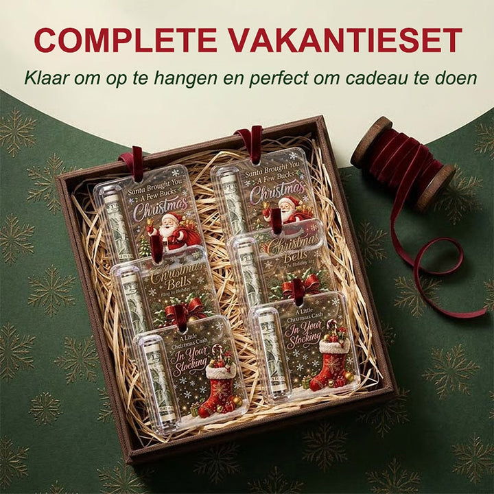 Coffret en bois garni de paille contenant six suspensions aux motifs variés, avec une bobine de ruban de velours rouge à côté. 7
