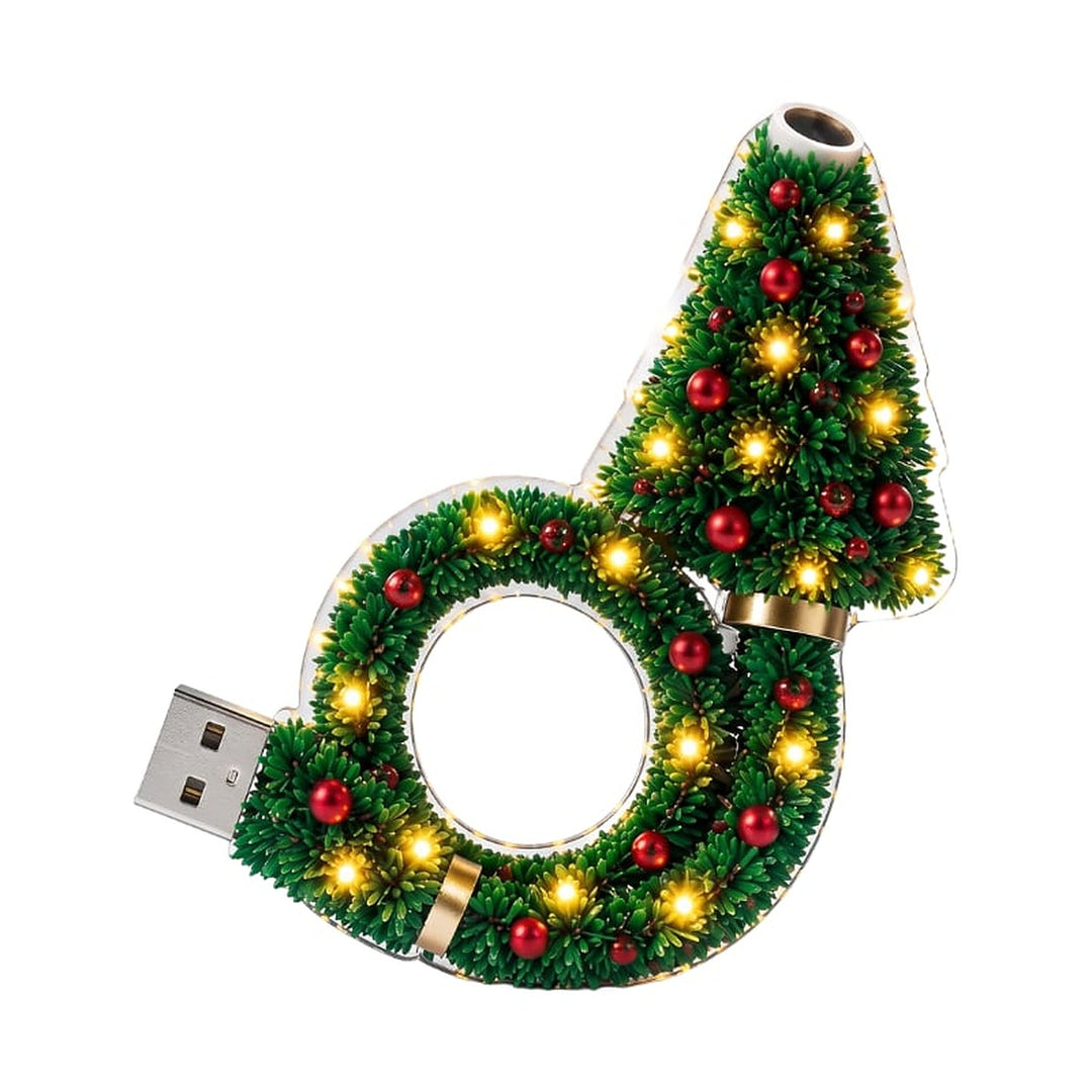 Lampe en forme de sapin et de couronne verte ornée de boules rouges et de petites lumières, avec prise USB, sur fond blanc. 1