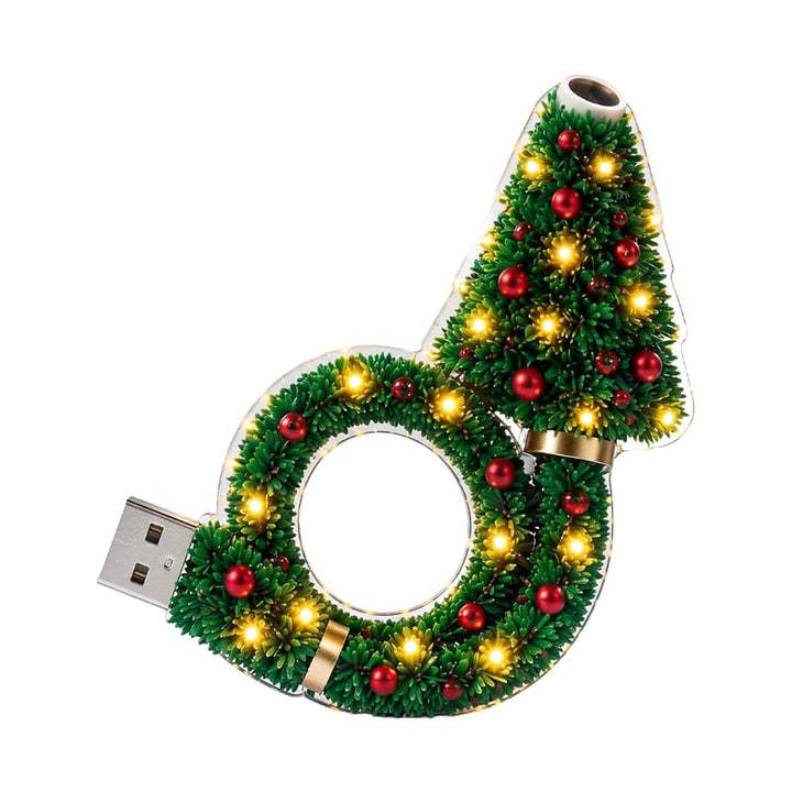 Lampe en forme de sapin et de couronne verte ornée de boules rouges et de petites lumières, avec prise USB, sur fond blanc. 1