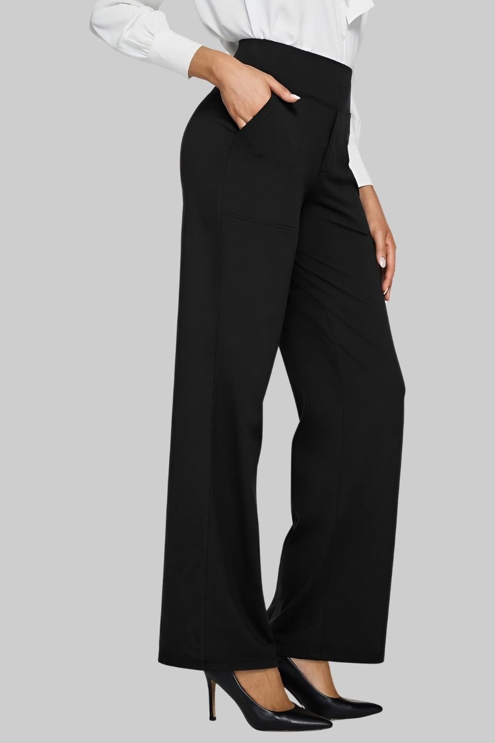 Pantalon noir porté avec une chemise blanche et des escarpins noirs, pour un look habillé de bureau, vue de côté. 10
