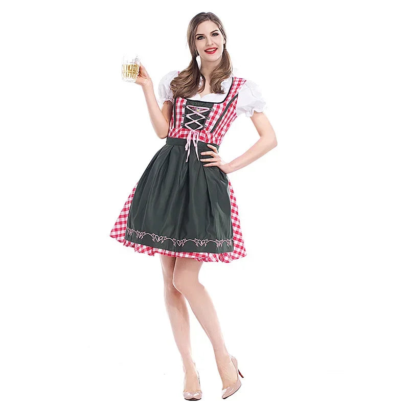 Femme en dirndl à carreaux rouges et blancs avec tablier vert foncé brodé, tenant une chope de bière, vue de face. 1