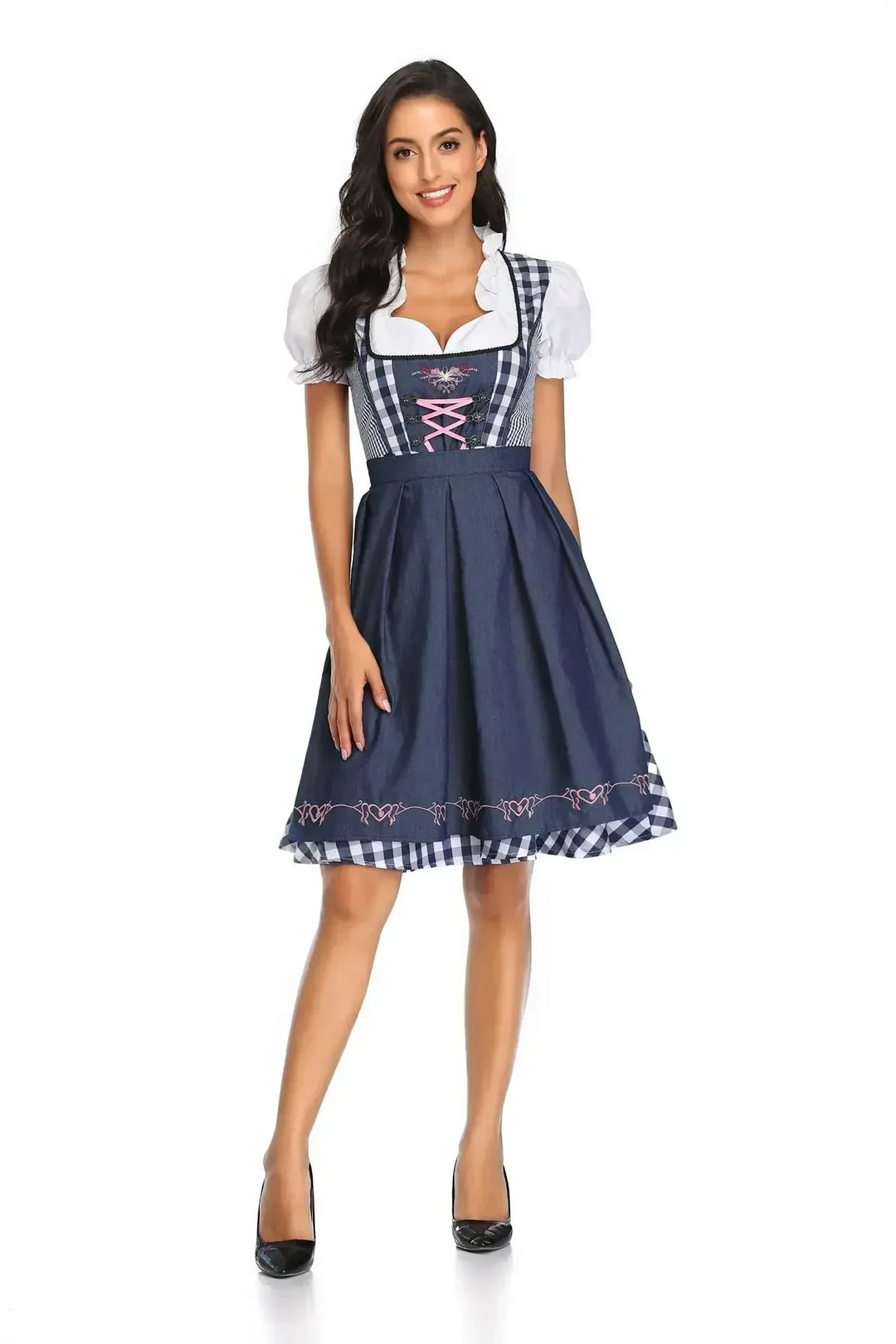 Modèle en dirndl bleu marine à carreaux avec tablier brodé de cœurs roses et lacet rose au corsage, vue de face. 3