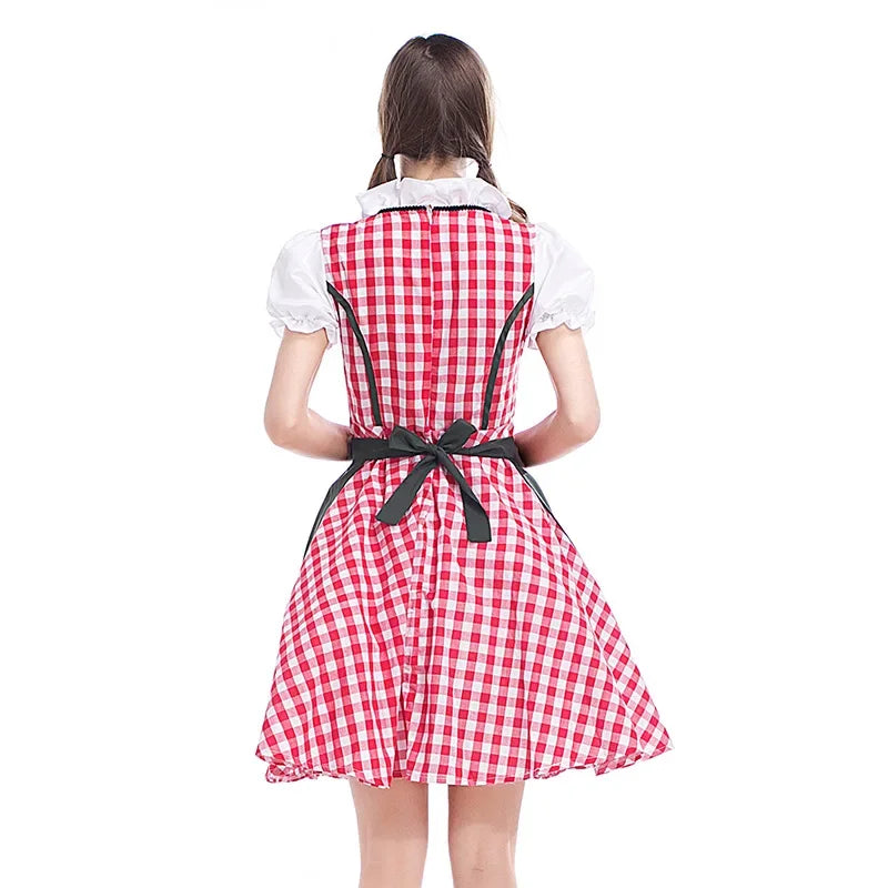 Vue de dos d'un dirndl à carreaux rouges et blancs, avec col à volants et nœud du tablier foncé. 4