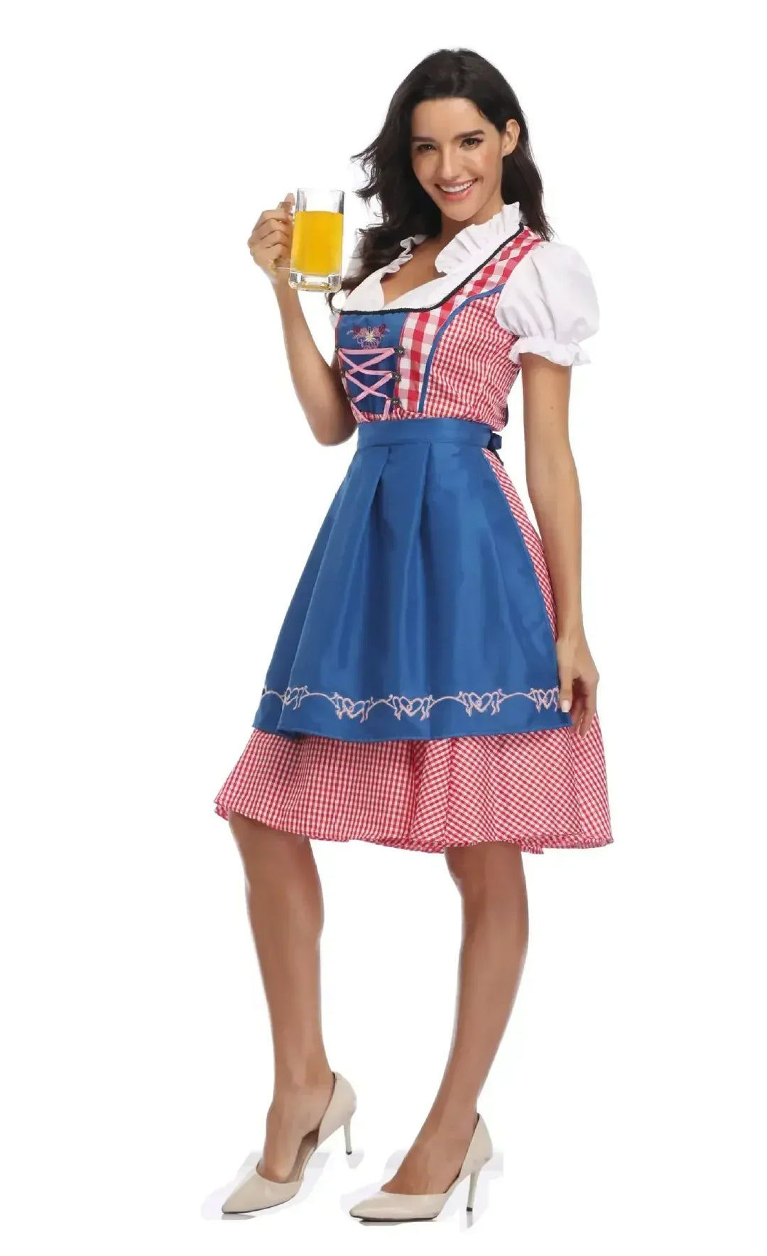 Femme de trois quarts portant un dirndl rouge à carreaux avec tablier bleu brodé, levant une chope de bière. 5