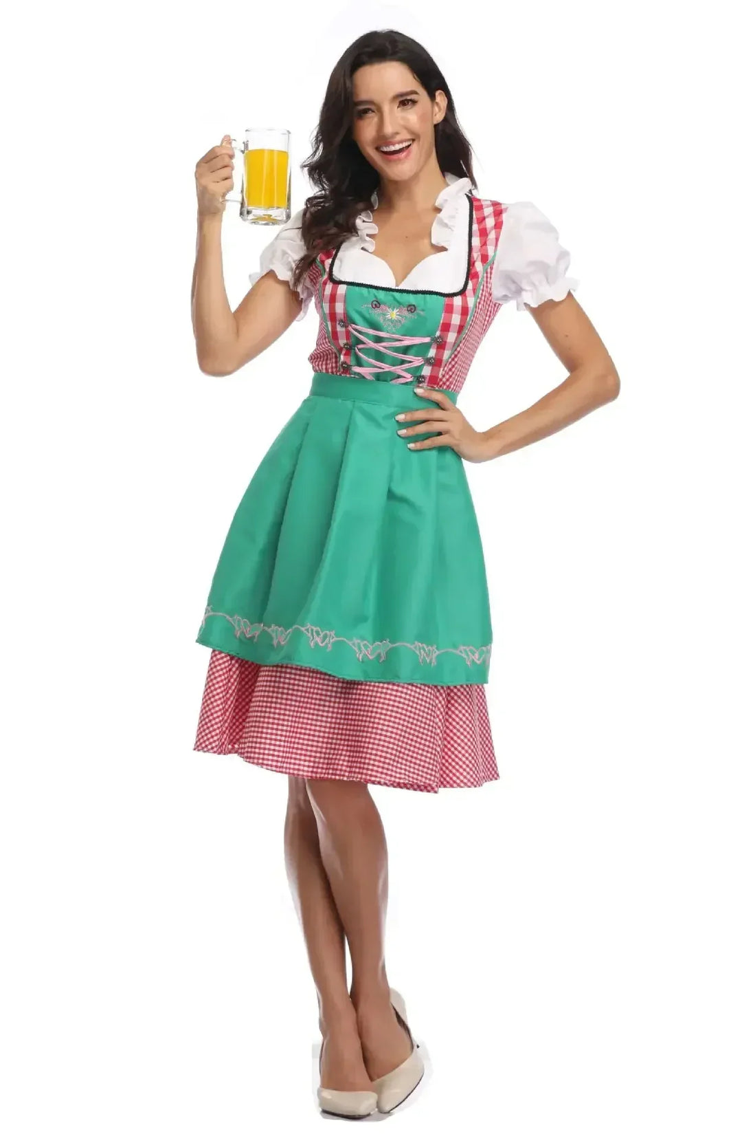 Femme souriante tenant une chope de bière, vêtue d'un dirndl à carreaux rouges avec tablier vert menthe brodé. 8