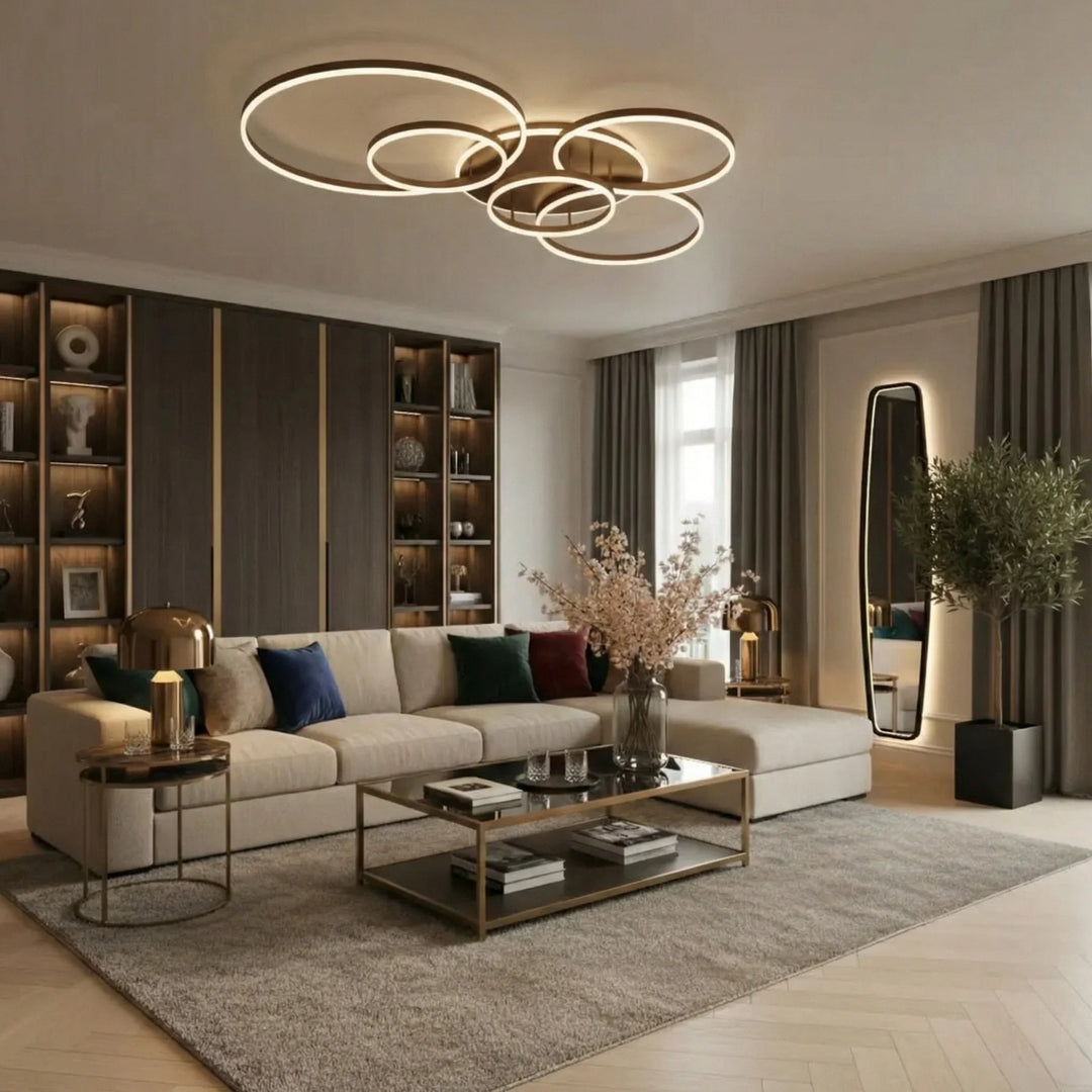 Plafonnier d'anneaux brun lumineux dans un grand salon chic avec canapé d'angle beige et bibliothèque 3