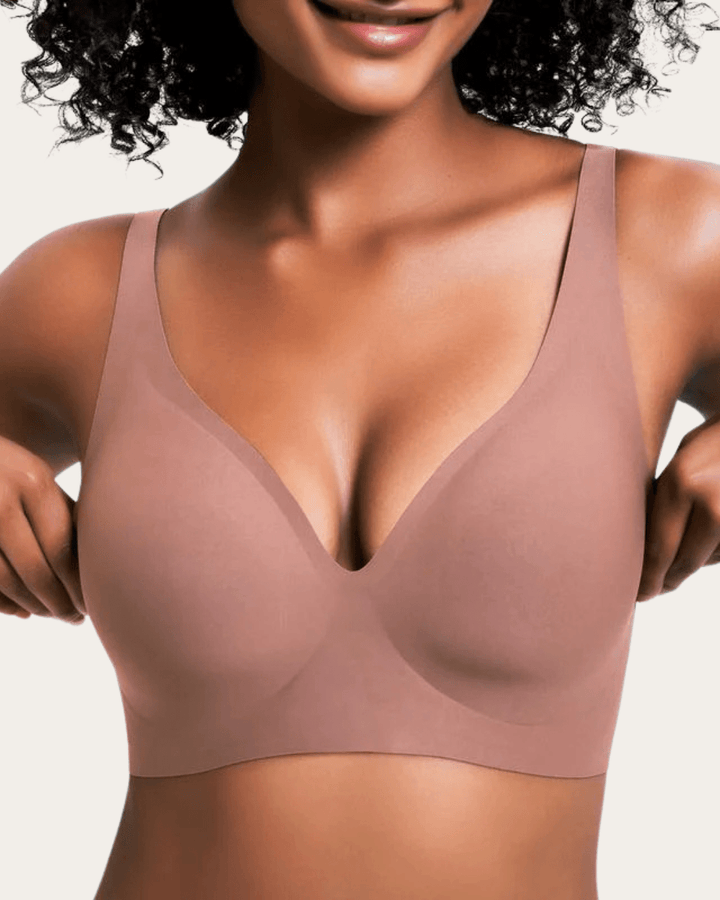 Soutien-gorge sans couture uni rose terracotta, col en V, porté de face par une femme souriante aux cheveux bouclés. 8