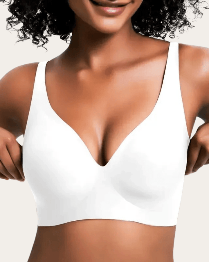 Soutien-gorge sans couture uni blanc, col en V profond, porté de face par une femme aux cheveux bouclés. 7