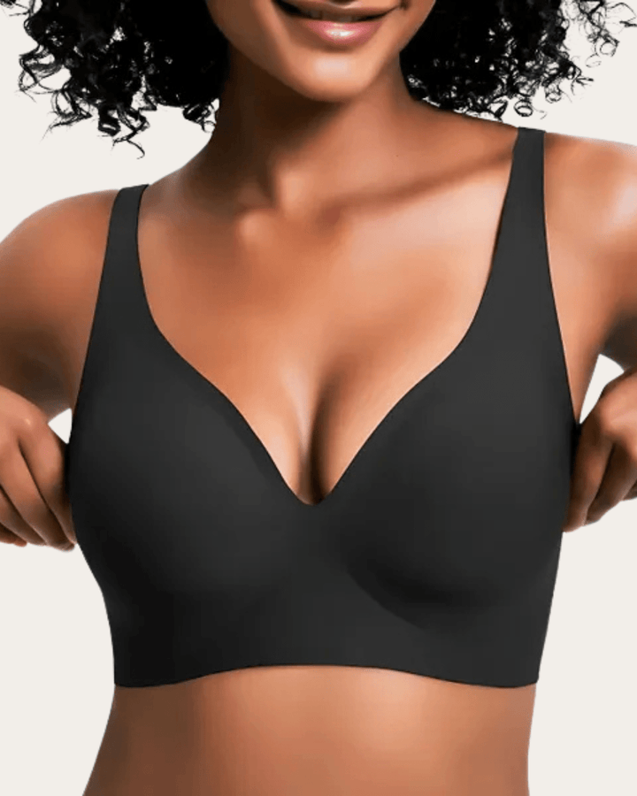 Soutien-gorge sans couture uni noir, col en V, porté de face par une femme aux cheveux bouclés. 9