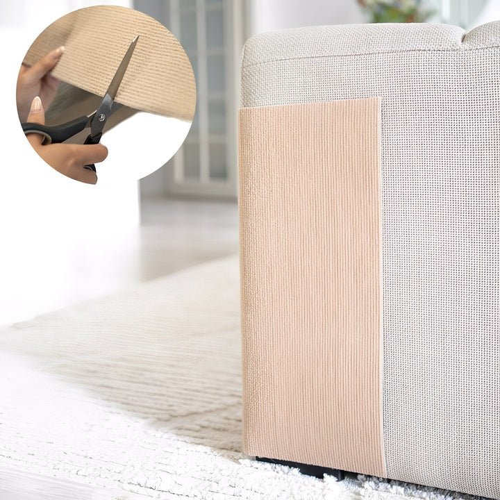 Tapis beige collé sur le coin d'un canapé en tissu clair, avec en médaillon une main qui le découpe aux ciseaux. 6