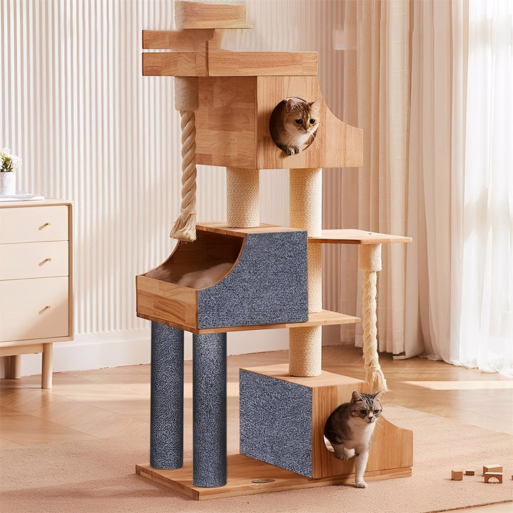 Arbre à chat en bois avec niches et poteaux, dont plusieurs parois sont recouvertes de tapis gris, avec deux chats dans le salon. 3