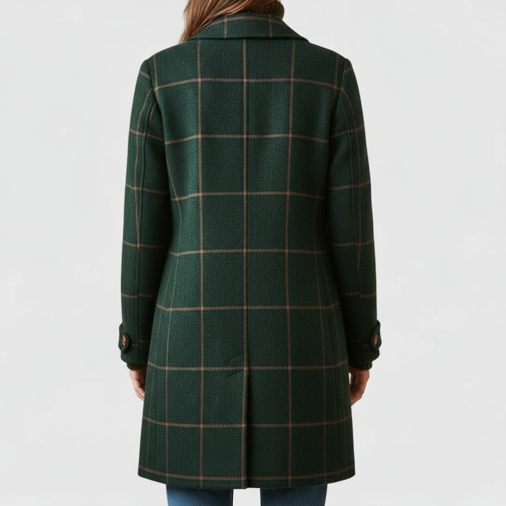 Vue de dos du manteau vert à carreaux orangés, avec patte de manche boutonnée et fente centrale. 2