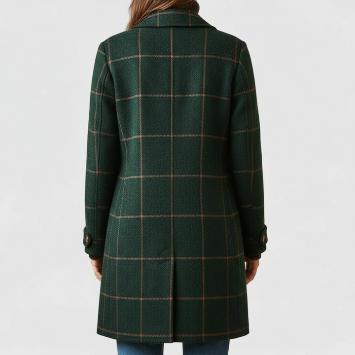 Vue de dos du manteau vert à carreaux orangés, avec patte de manche boutonnée et fente centrale. 2
