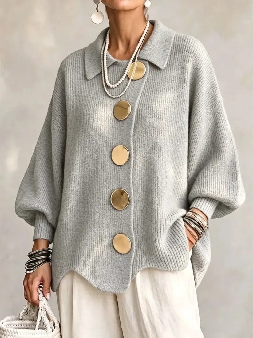 Cardigan gris clair chiné à boutons dorés, porté avec un pantalon écru et un sac en corde blanche. 10