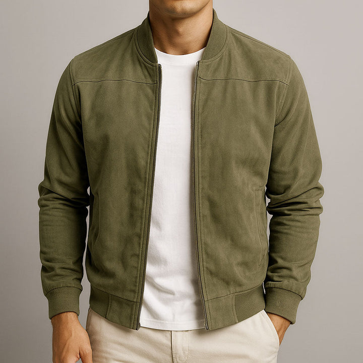 Version vert olive de la veste à col montant et poignets côtelés, portée ouverte sur un t-shirt blanc. 3