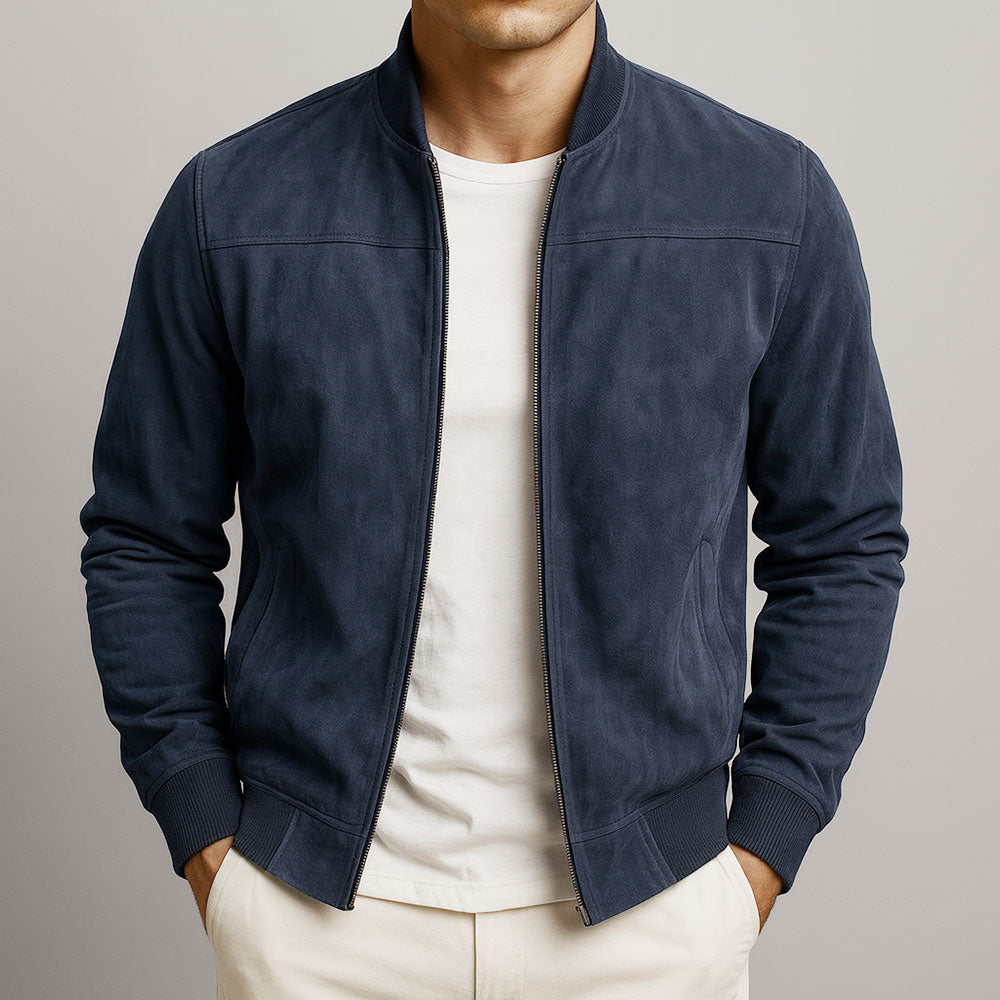 Version bleu marine de la veste, portée ouverte sur un t-shirt blanc, les mains dans les poches d'un pantalon clair. 4