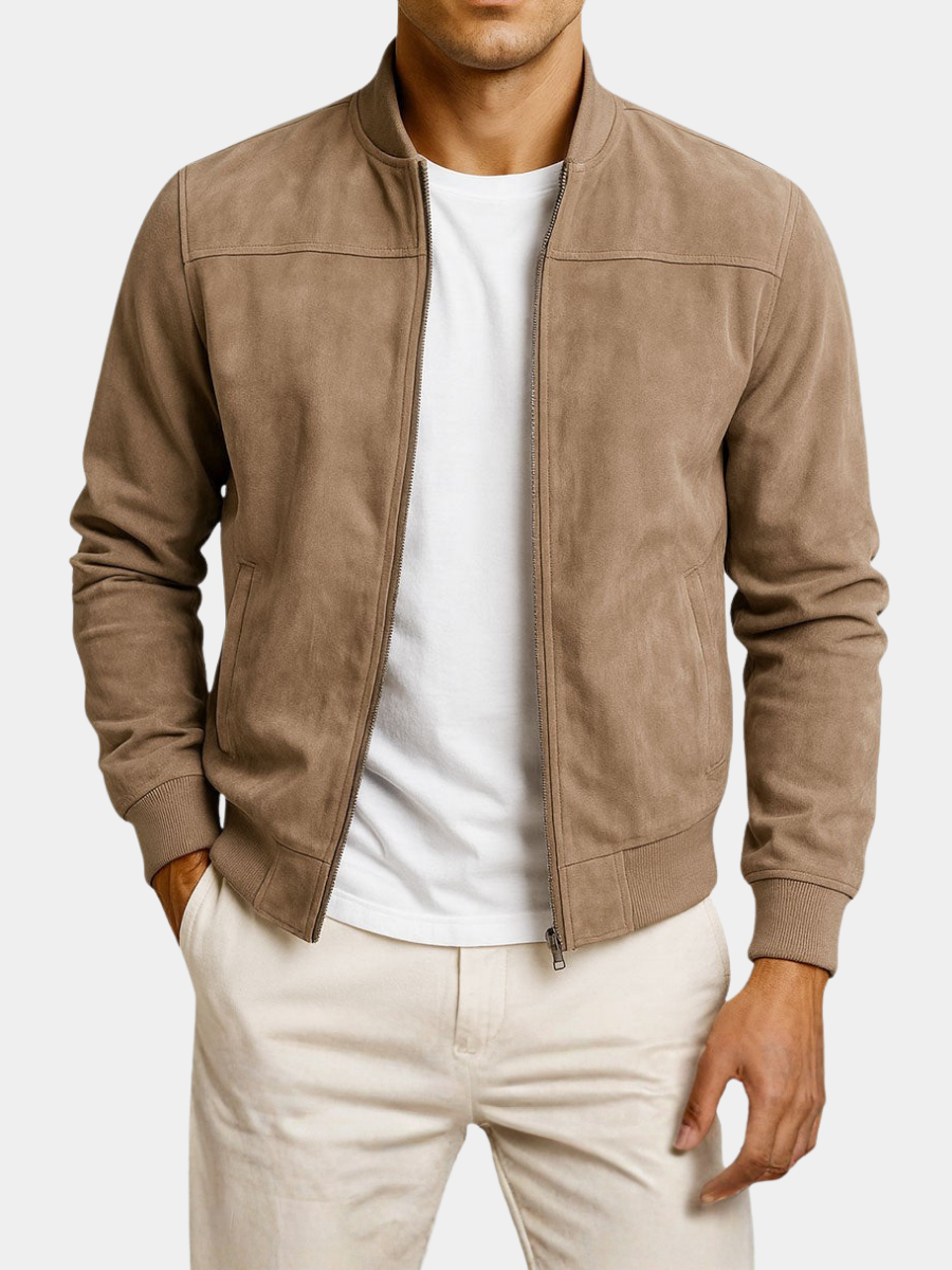 Veste beige portée par un mannequin sur fond blanc, zip ouvert, avec un pantalon clair, cadrage plus large jusqu'aux cuisses. 6