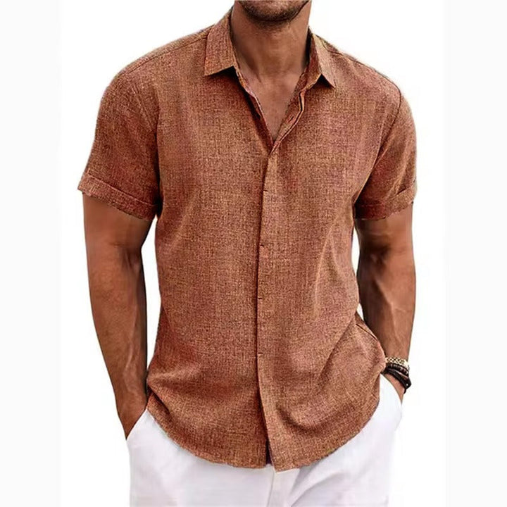 Chemise terracotta à manches courtes retroussées, portée avec un pantalon blanc, mains dans les poches, vue de face. 13