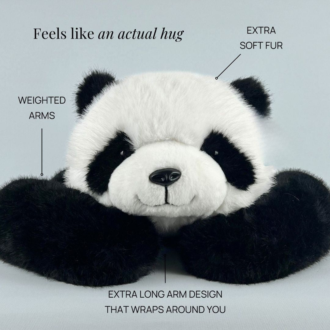 Gros plan face au panda en peluche couché, avec légendes sur les bras lestés, la fourrure très douce et les longs bras. 5