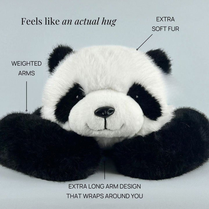 Gros plan face au panda en peluche couché, avec légendes sur les bras lestés, la fourrure très douce et les longs bras. 5