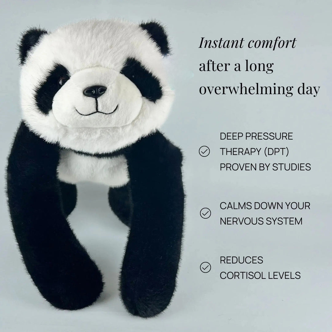 Panda en peluche vu de face sur fond gris-bleu, longs bras noirs pendants, accompagné d'une liste d'effets apaisants. 4