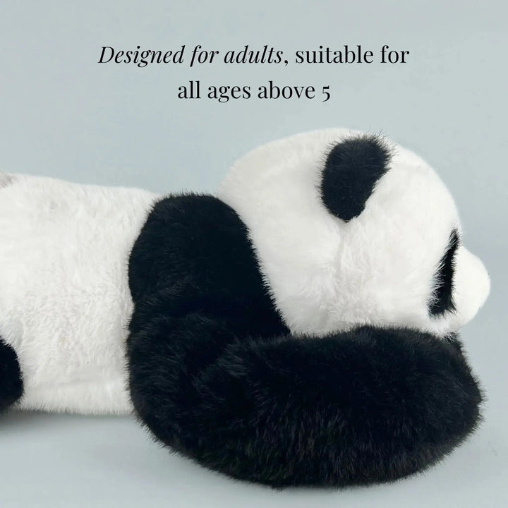 Panda en peluche vu de profil, couché sur le ventre, avec sa fourrure blanche et ses longs bras noirs repliés sous la tête. 6