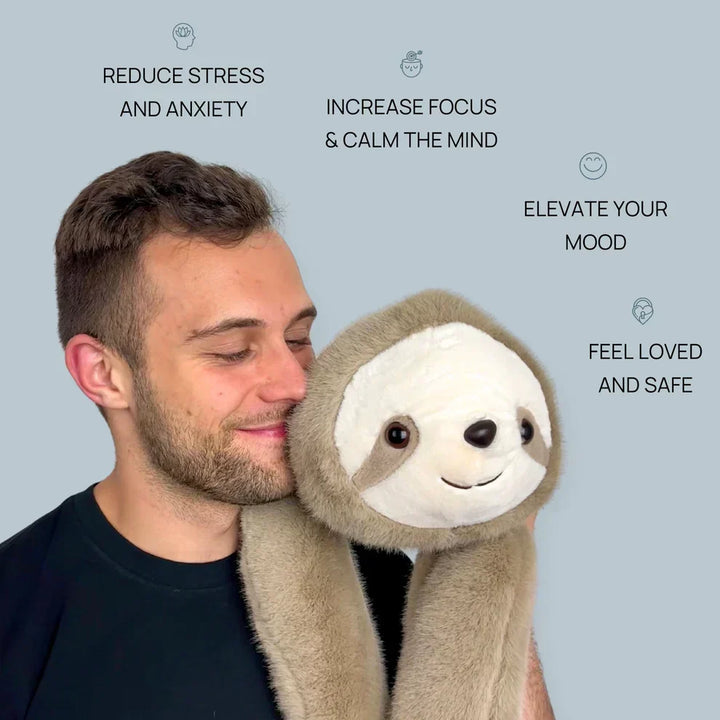 Homme souriant, joue contre la tête d'un paresseux en peluche dont les longs bras brun clair lui entourent les épaules. 7