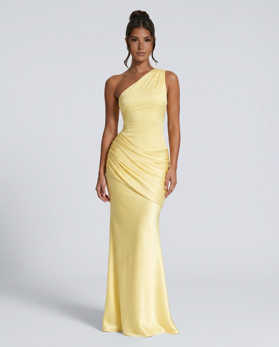 Robe jaune pâle portée de face par une mannequin aux cheveux relevés en chignon, avec le drapé en biais sur la hanche. 5