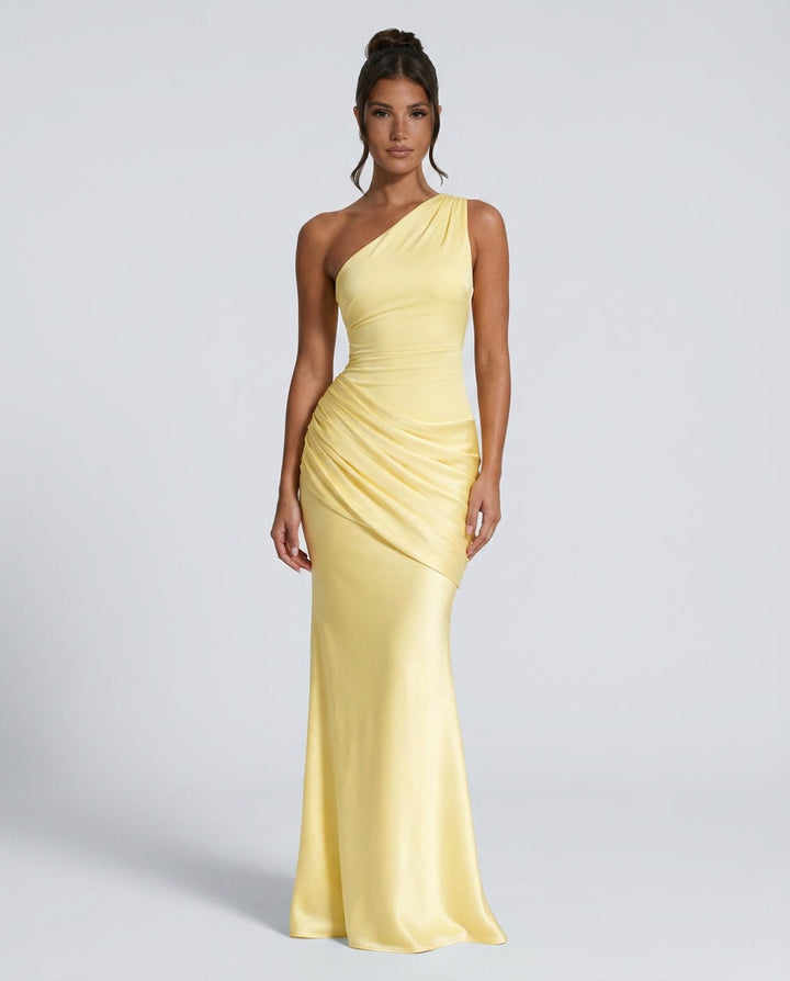 Robe jaune pâle portée de face par une mannequin aux cheveux relevés en chignon, avec le drapé en biais sur la hanche. 5