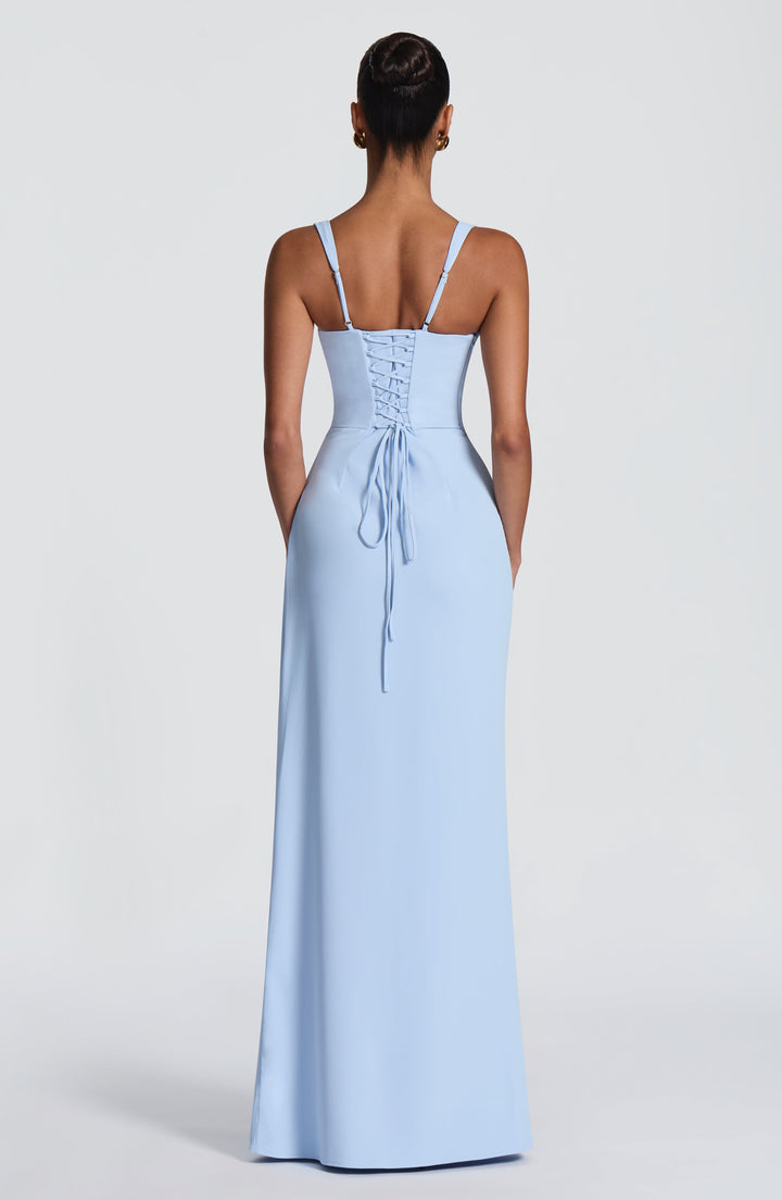 Vue de dos de la robe bleu ciel portée : corset lacé dans le dos, fines bretelles réglables, jupe droite. 25