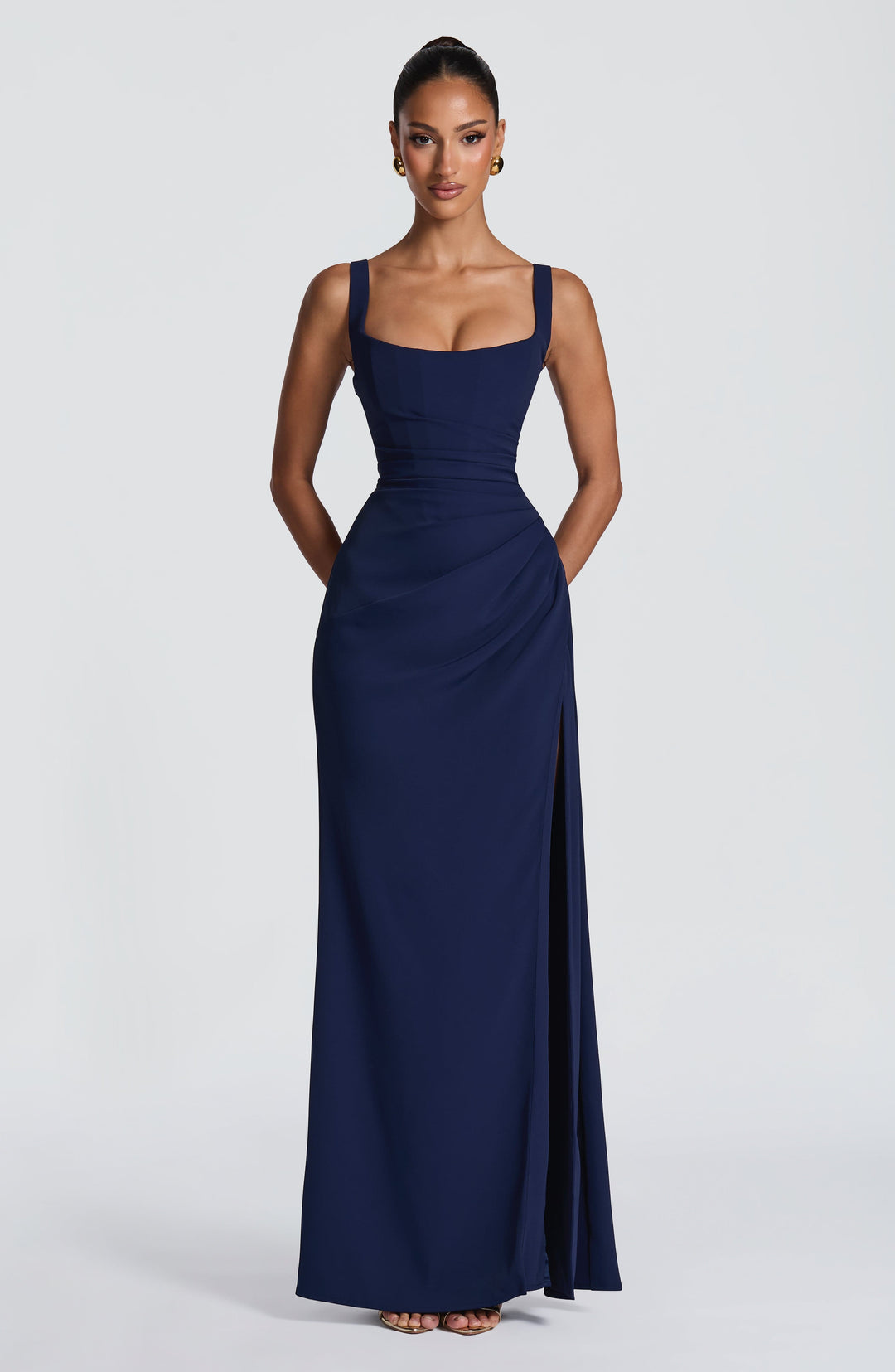 Robe bleu marine portée de face, mains dans le dos, drapé de la taille et fente latérale visible. 13
