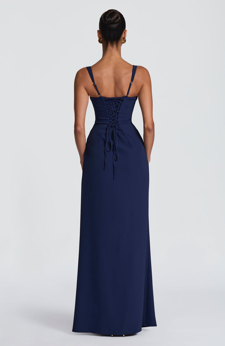 Vue de dos de la robe bleu marine avec lacet de corset dans le dos et fines bretelles réglables. 11