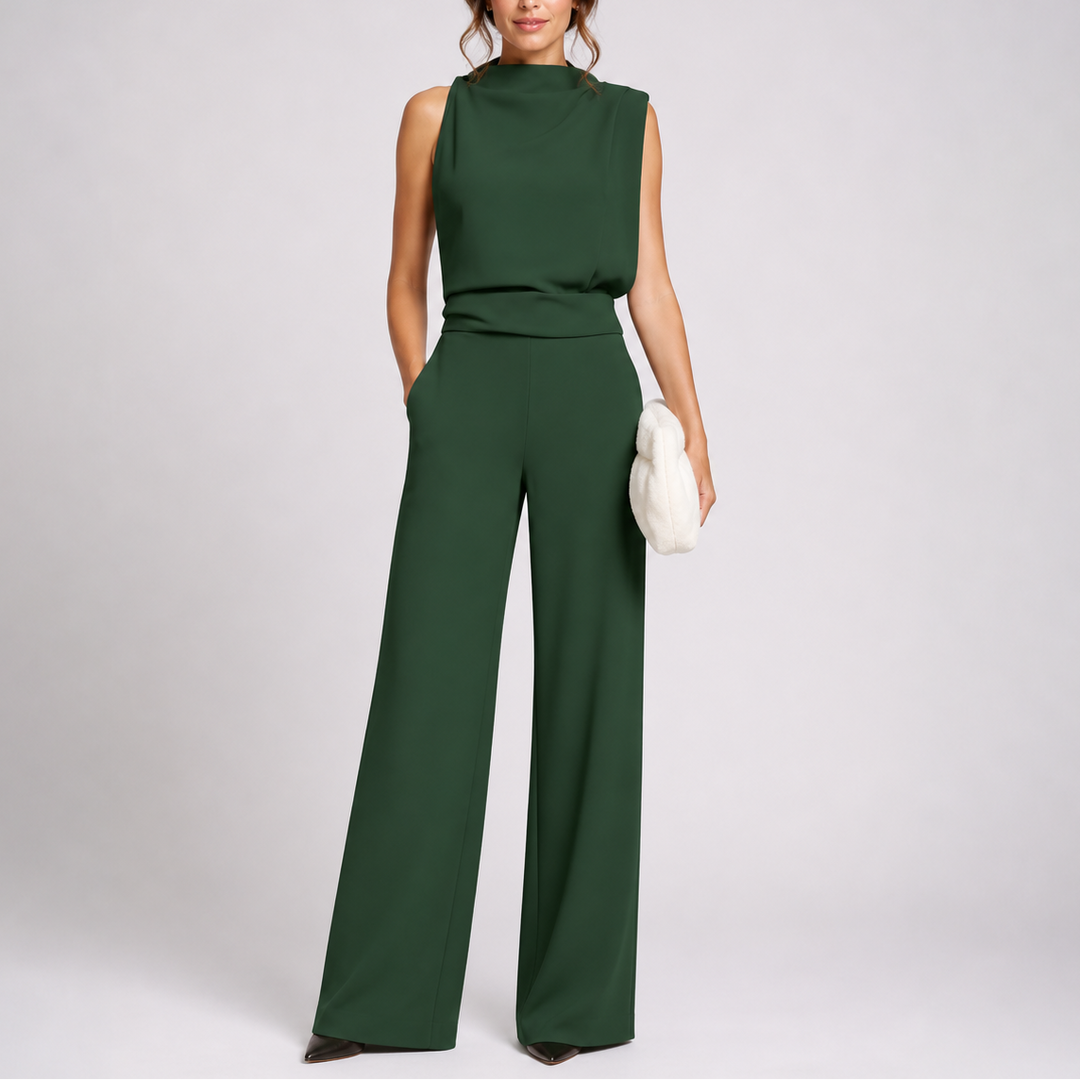 Femme portant la combinaison sans manches vert foncé, une main dans la poche, pochette blanche duveteuse 1