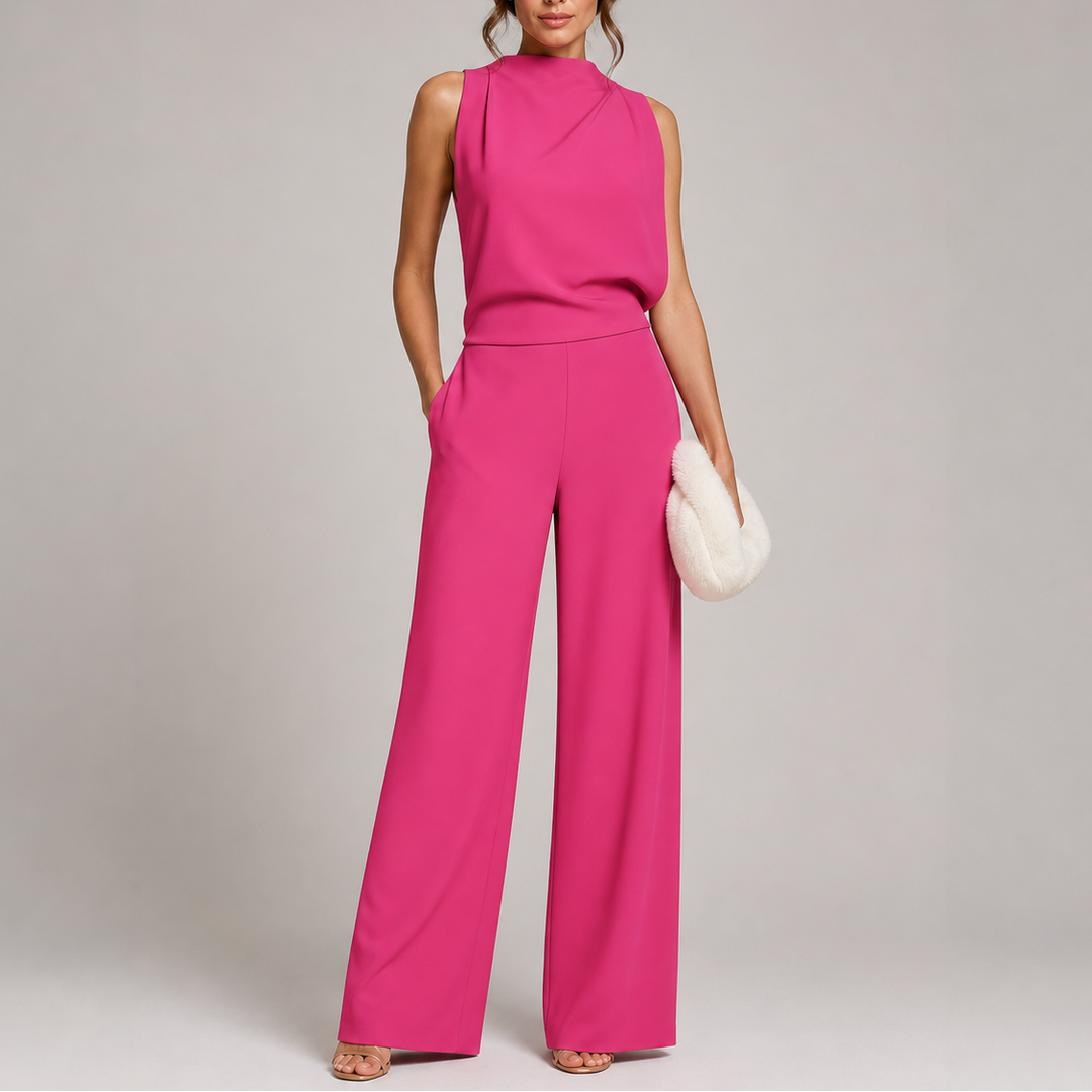 Femme portant la combinaison rose fuchsia à col montant et jambes larges, pochette blanche à la main 4