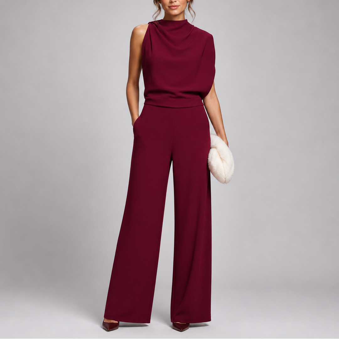 Femme portant la combinaison bordeaux au col montant drapé, une main dans la poche, pochette blanche 7