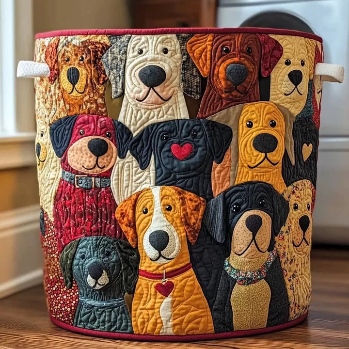 Panier rond en tissu matelassé orné d'un patchwork de chiens colorés, bordure rouge et anses en toile blanche, posé sur un parquet. 1
