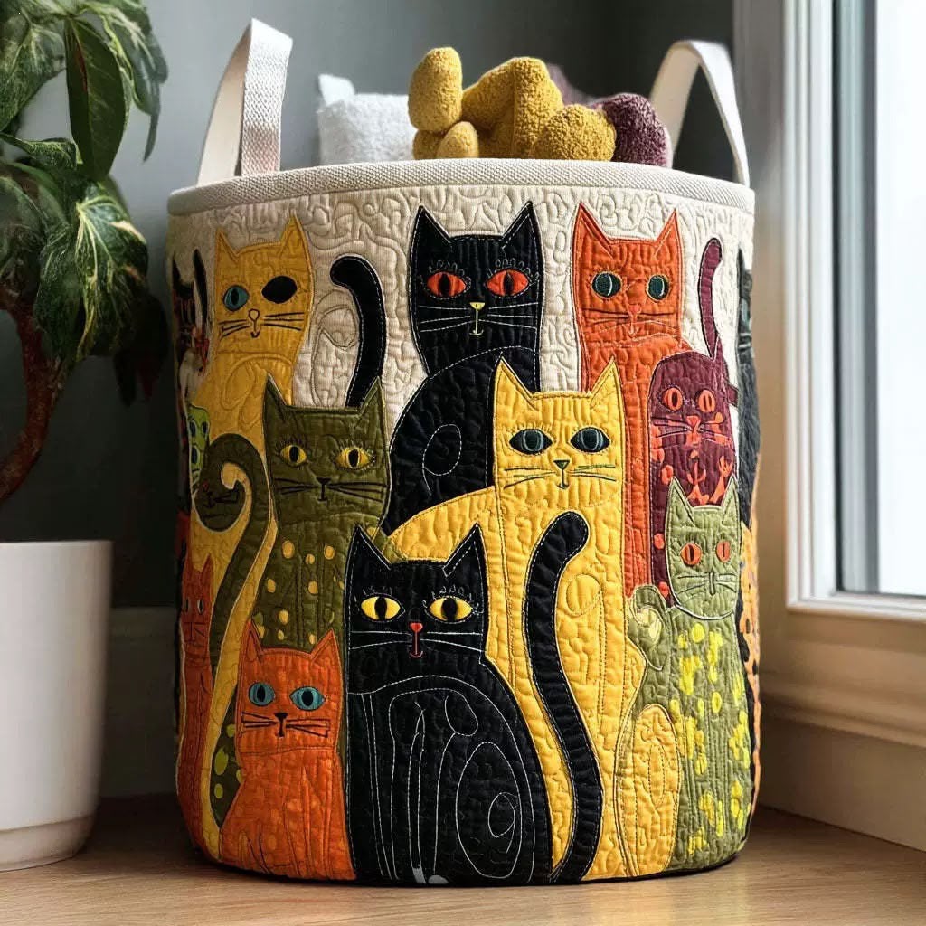 Panier rond matelassé orné de chats colorés, posé près d'une fenêtre et d'une plante, avec des peluches jaunes dépassant du dessus. 1