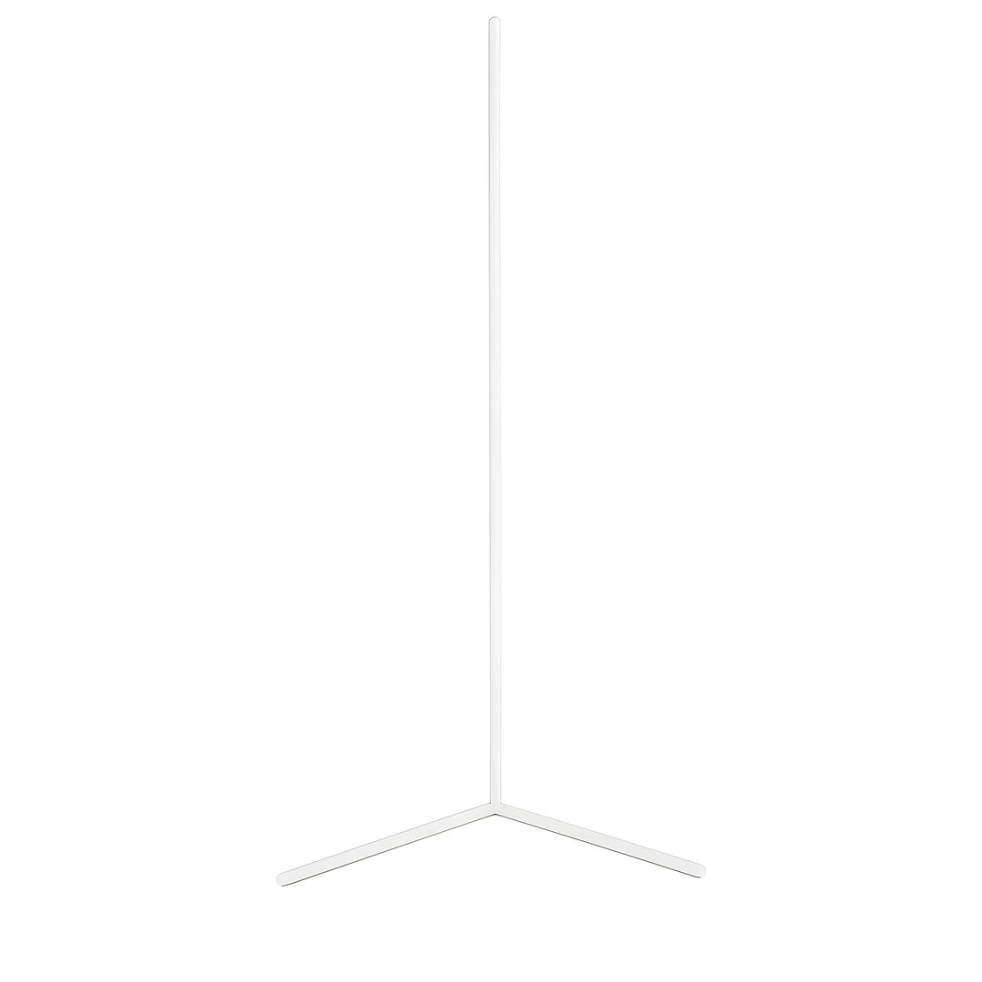 Lampadaire d'angle blanc sur fond blanc, vu de face : mât vertical fin et pied en V à deux branches. 8