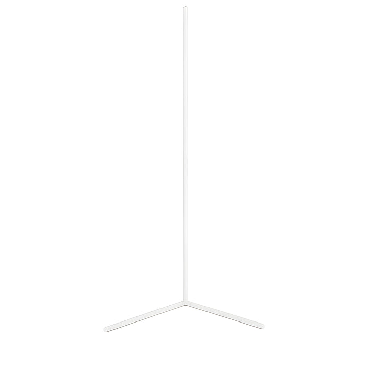 Lampadaire d'angle blanc sur fond blanc, vu de face : mât vertical fin et pied en V à deux branches. 8