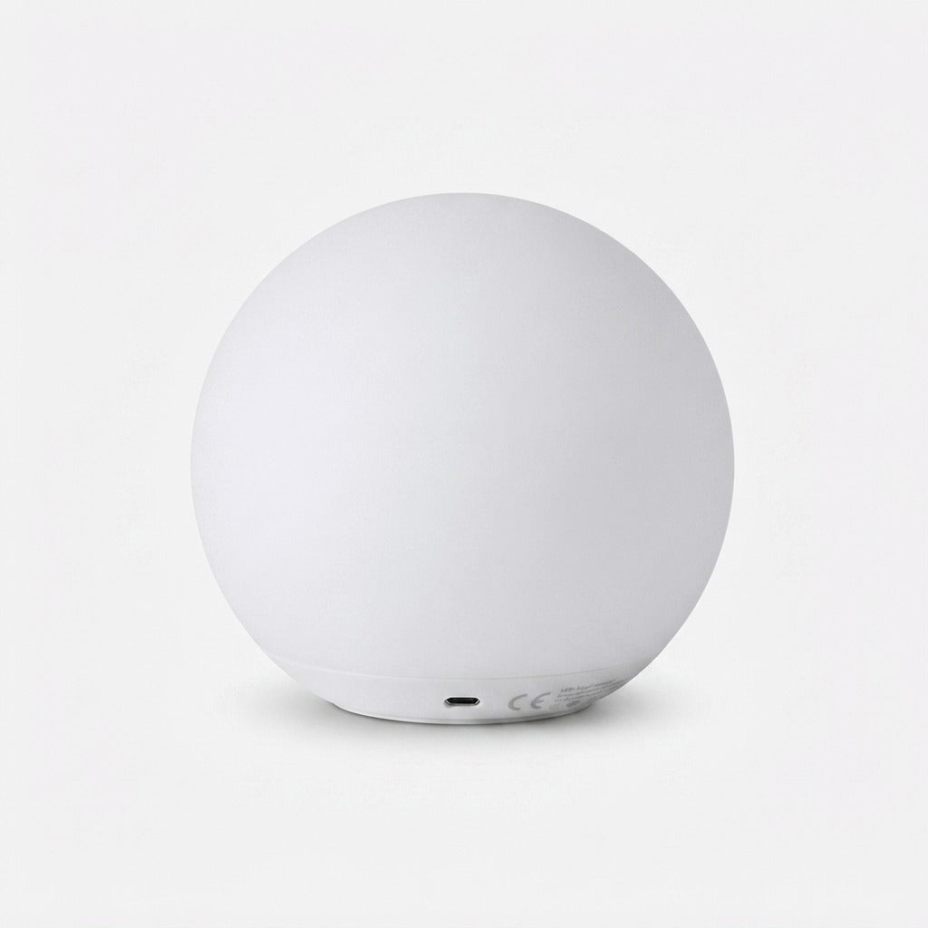 Orbe blanc vu de dos sur fond neutre, avec le port de recharge USB visible à la base. 9