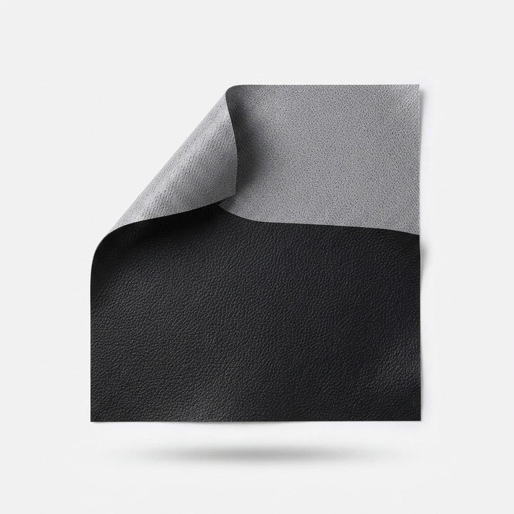 Patch carré en cuir noir dont un coin relevé montre l'envers gris adhésif, sur fond blanc 16