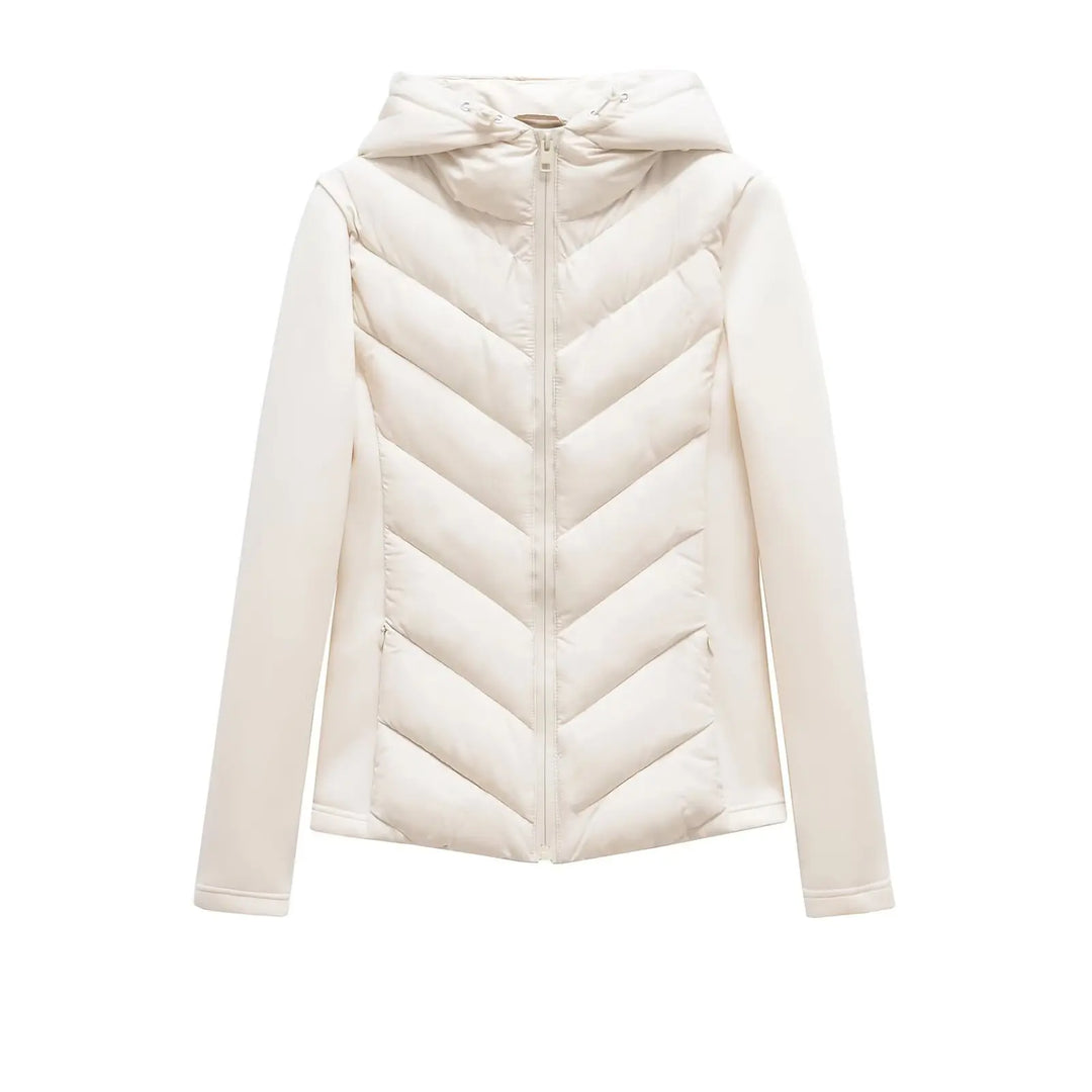 Veste écru à capuche présentée à plat de face, zip fermé, matelassage en chevrons et poches zippées discrètes. 10
