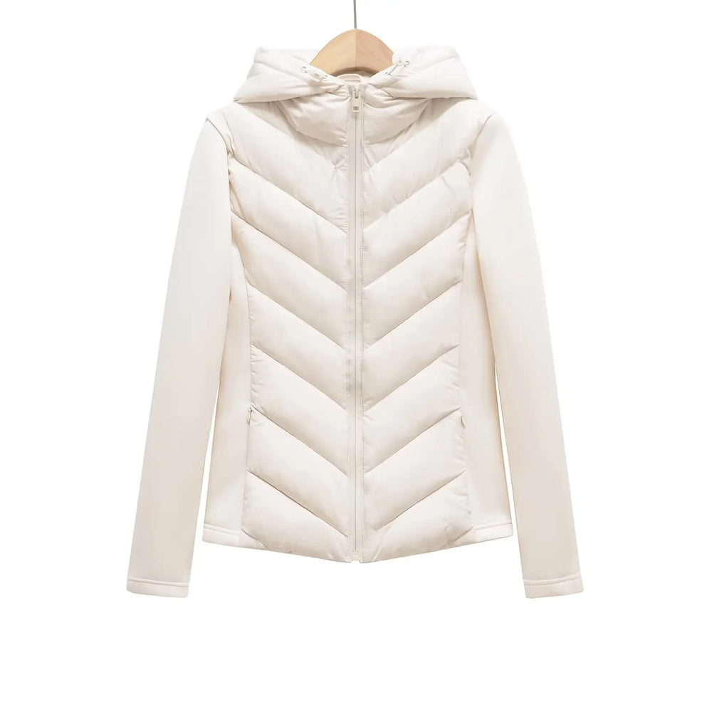 Veste écru à capuche accrochée sur un cintre en bois, vue de face, zip fermé et matelassage en chevrons. 2
