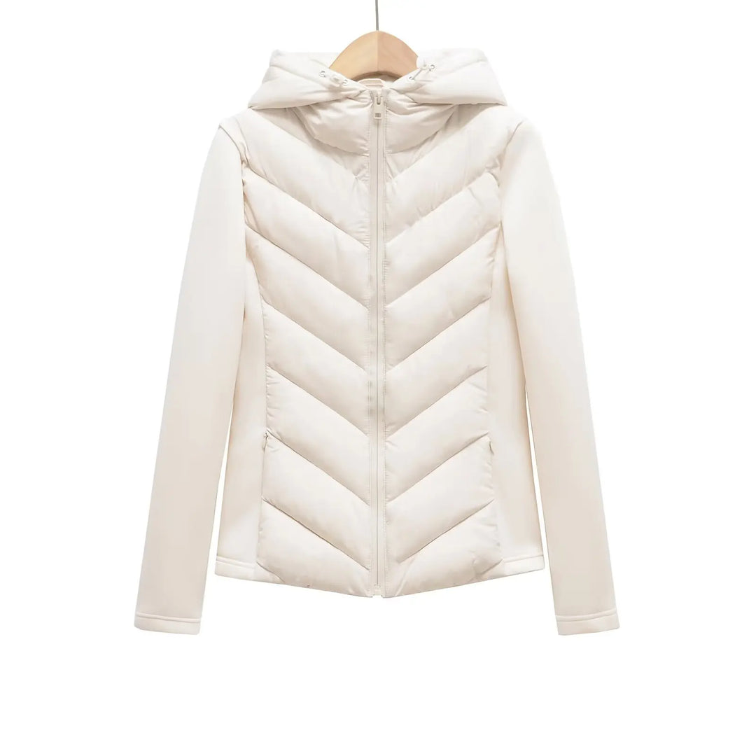 Veste écru à capuche accrochée sur un cintre en bois, vue de face, zip fermé et matelassage en chevrons. 2