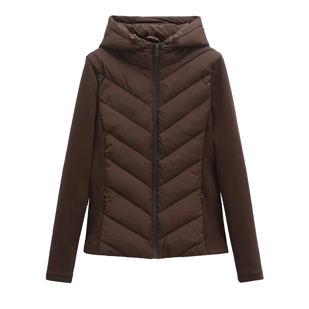 Veste marron à capuche vue de face sur fond blanc, zip fermé, matelassage en chevrons et manches lisses. 7