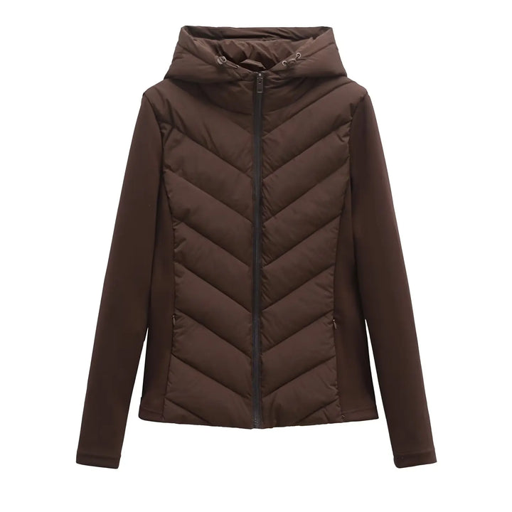 Veste marron à capuche vue de face sur fond blanc, zip fermé, matelassage en chevrons et manches lisses. 7