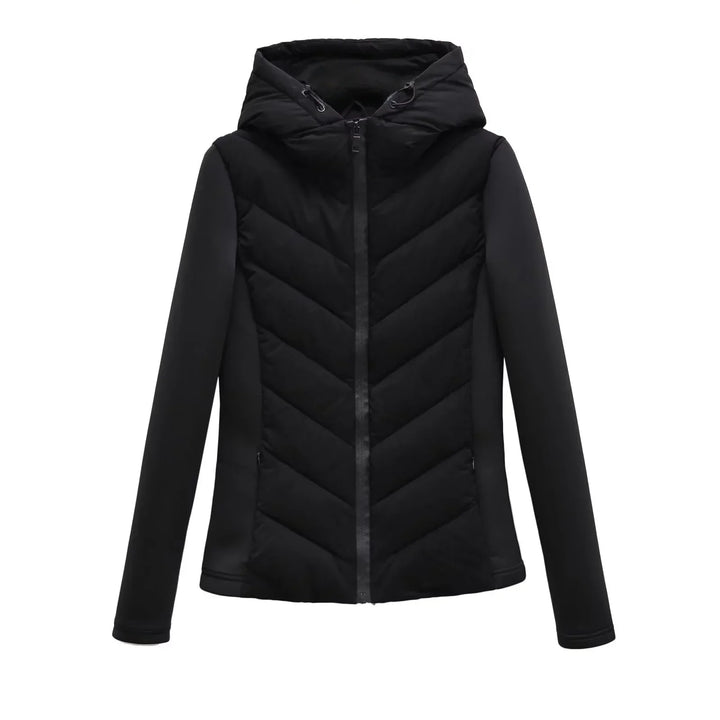Veste noire à capuche vue de face sur fond blanc, zip central, matelassage en chevrons et poches zippées. 8