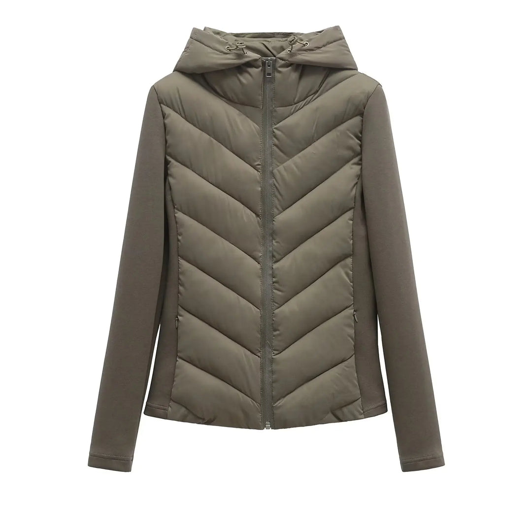 Veste vert kaki à capuche vue de face sur fond blanc, buste matelassé en chevrons et manches lisses. 9