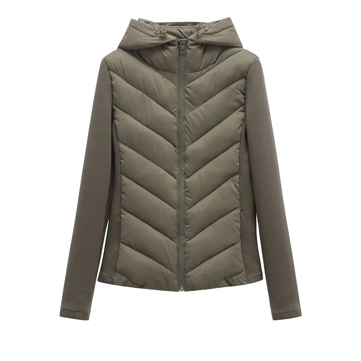 Veste vert kaki à capuche vue de face sur fond blanc, buste matelassé en chevrons et manches lisses. 9