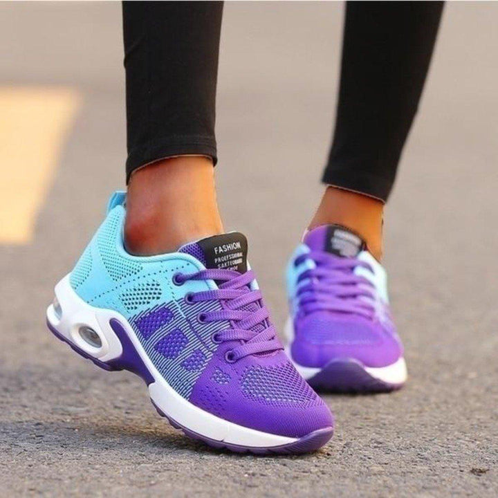 Baskets en maille dégradé bleu turquoise vers violet, semelle blanche avec bulle d'air, portées dans la rue avec un legging noir. 1